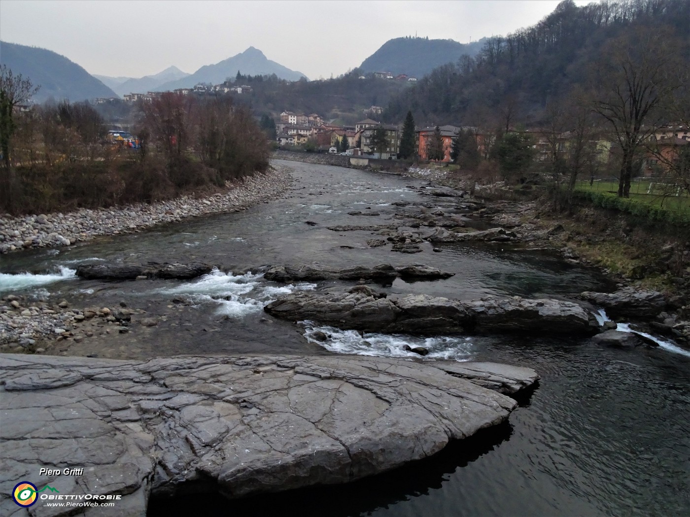 84 Dal Ponte Vecchio di Zogno vista sul Brembo.JPG